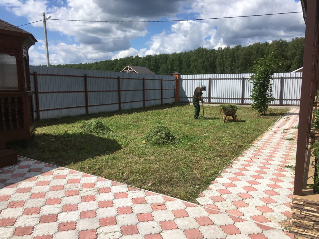 Покос травы бронницы. Сбор скошенной травы.